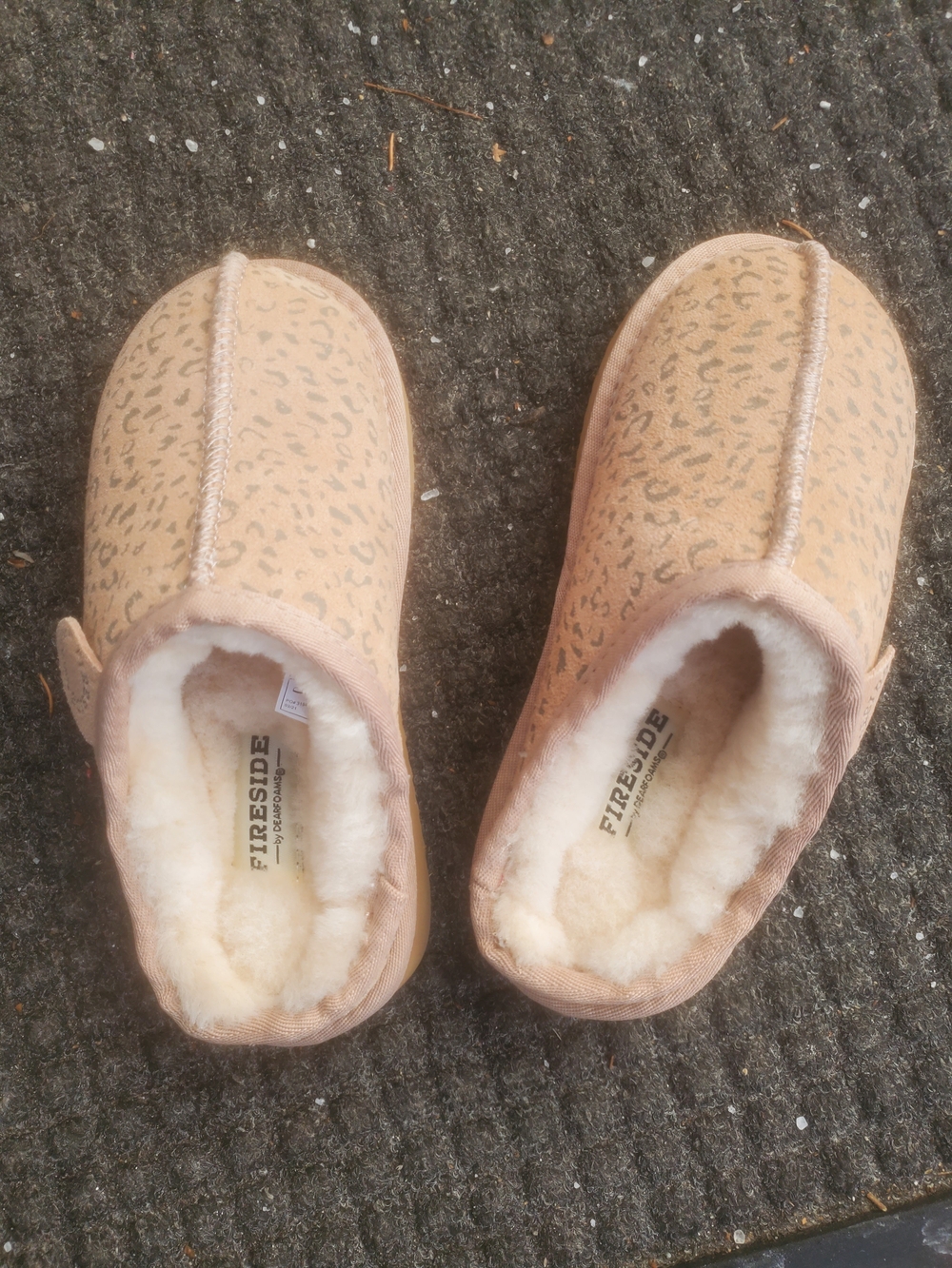 Kids' Beige Faux-Sherpa Slippers - Cozy Leopard Print